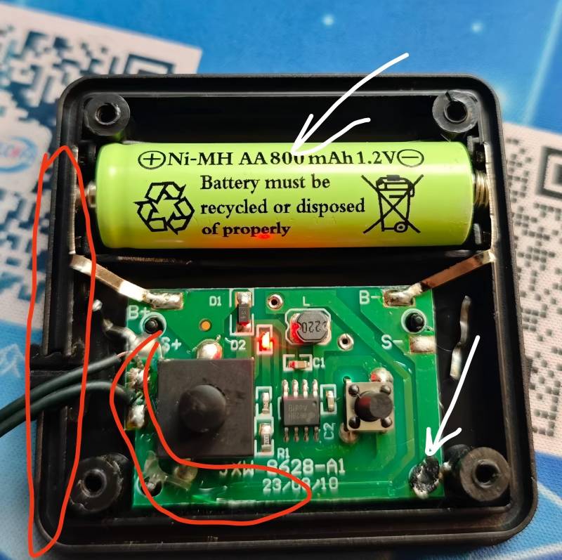 Close-up of solar light battery and circuit board, showing the Ni-MH AA battery