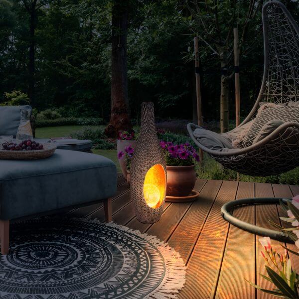 sm24770 solar rattan vase statue light (1)