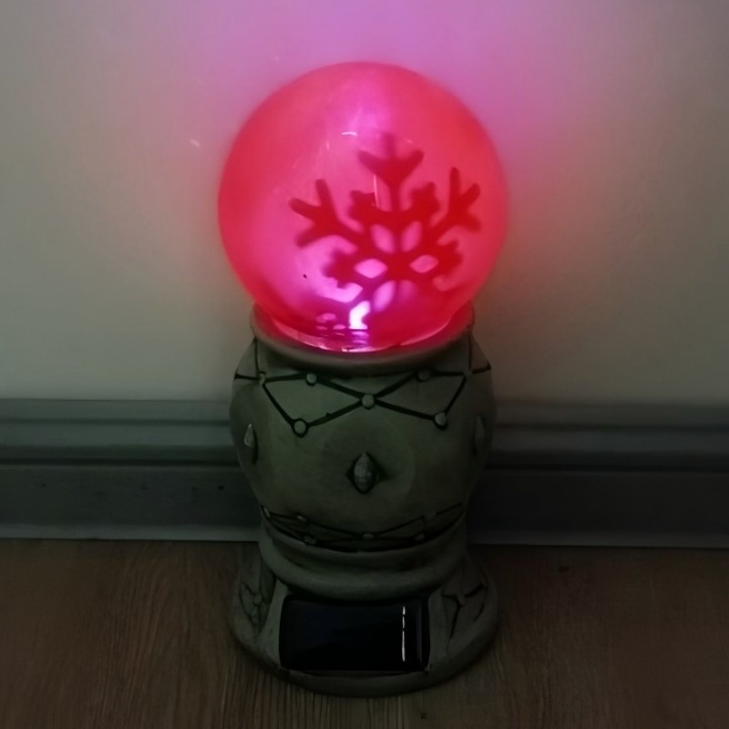 SM23405 Rotierende Schneeflocken-Globus-Solarstatue aus Kunstharz