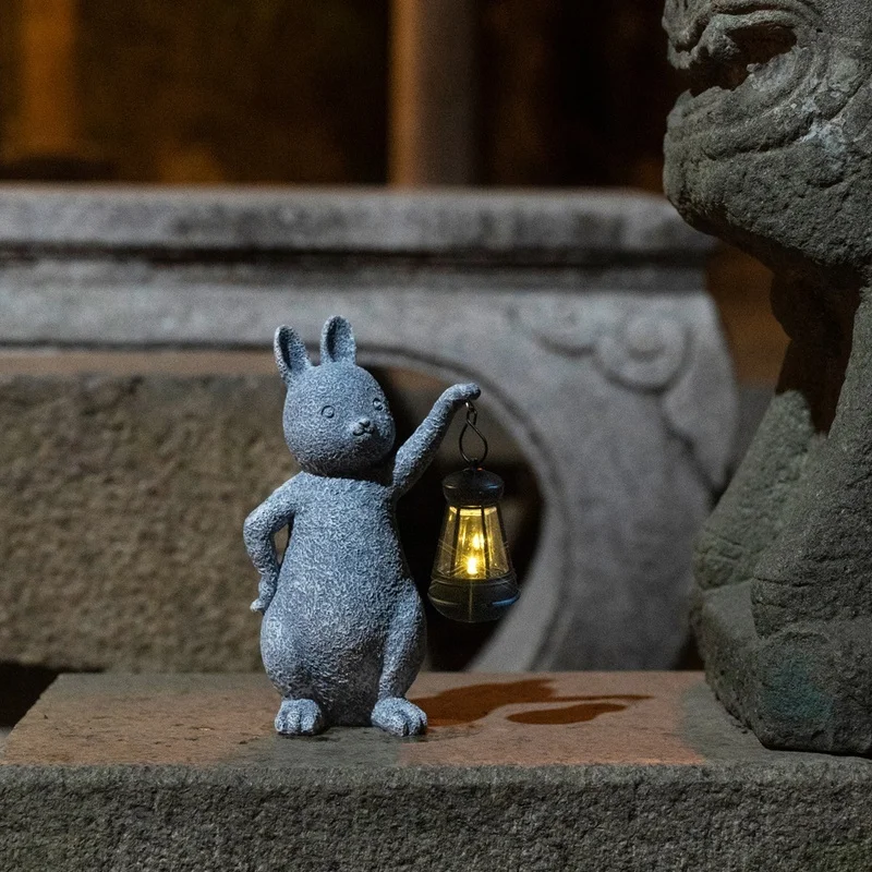SM25018 White Textured Resin Rabbit Solar Lamp with Lantern - Decorative Animal Tabletop Light_3
