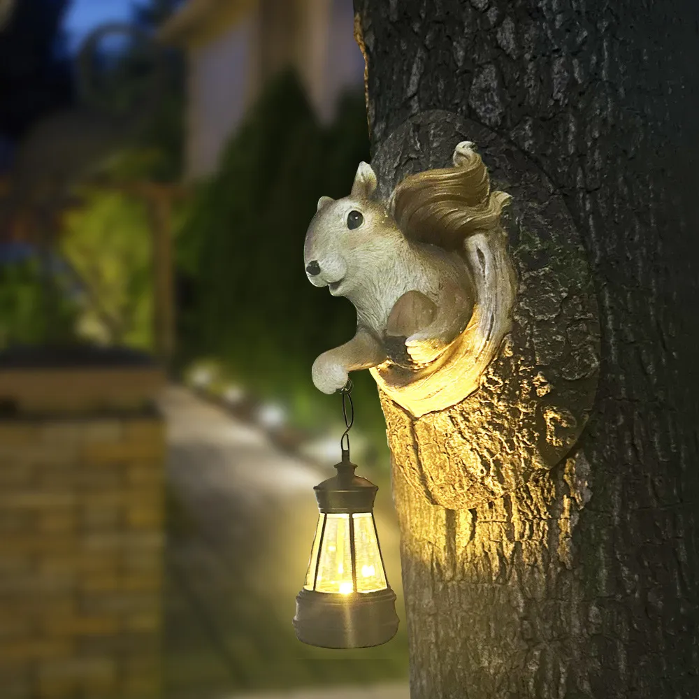 sm251116 resin+pp solar peeking squirrel wall light with hanging lantern (2)