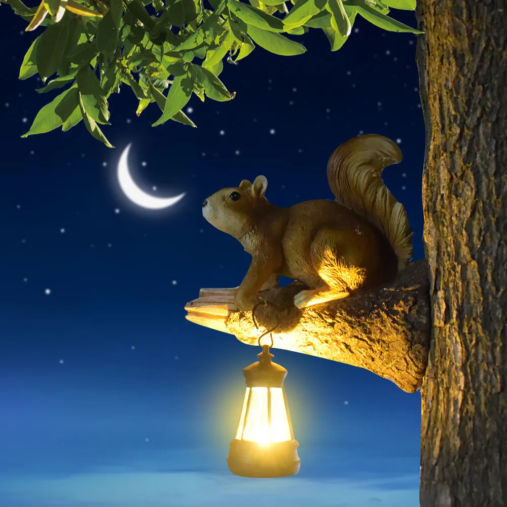 sm251116 resin+pp solar peeking squirrel wall light with hanging lantern (5)