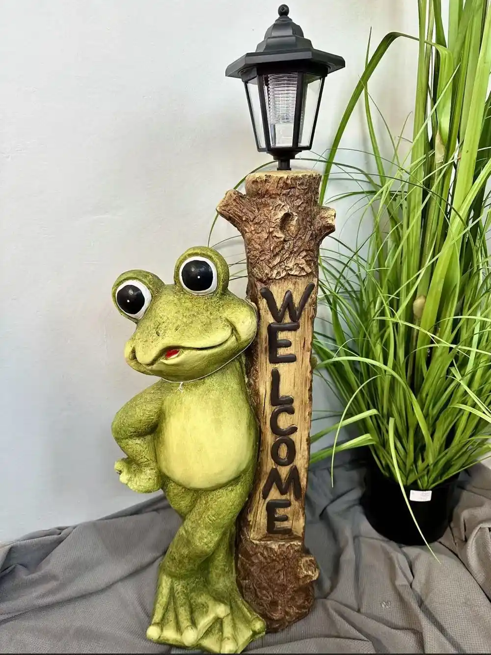 sm251285 resin frog solar powered light (1)