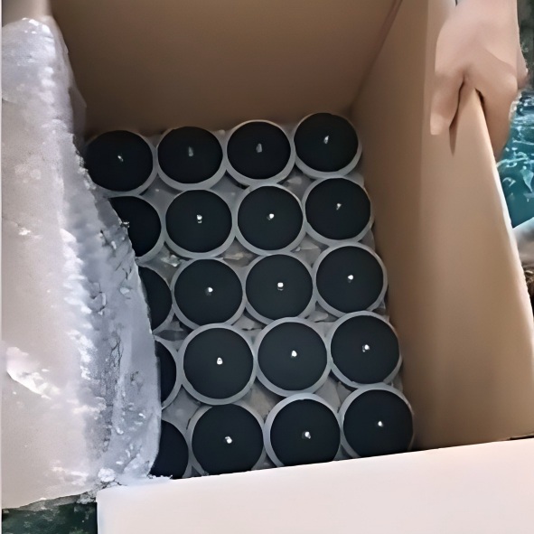 Das Zubehör ist in Kartons verpackt und versandbereit.